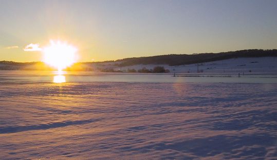 Zugefrorene Überschwemmung in der Flur